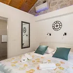 Perla - Small Comfy House With The Terrace Prožura