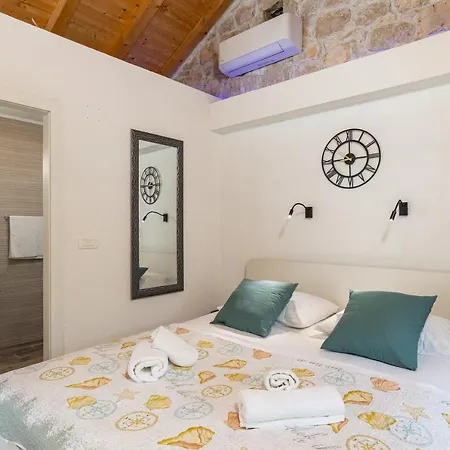 Perla - Small Comfy House With The Terrace Prožura