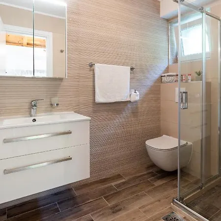 Perla - Small Comfy House With The Terrace Hébergement de vacances *